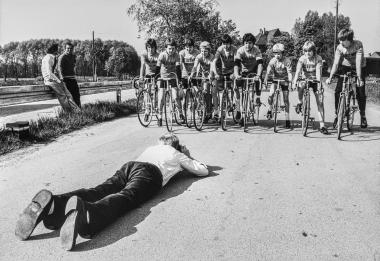 Voller Körpereinsatz für ein gelungenes Foto. Helmut Orwat nutzt liegend die Froschperspektive für eine Aufnahme der Jugendmannschaft des RC Olympia Castrop-Rauxel, um 1980.<br>Foto: LWL /Helmut Orwat.