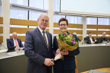 Klaus Baumann, Vorsitzender der Landschaftsversammlung, gratuliert LWL-Jugend- und Schuldezernentin Birgit Westers zur Wiederwahl.<br>Foto: LWL/Urban