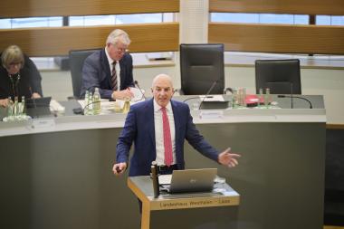 "Uns fehlen nicht nur Fachkräfte, uns fehlen Arbeitskräfte überall", sagte der Direktor des LWL, Dr. Georg Lunemann, am Donnerstag (30.3.) vor der Landschaftsversammlung in Münster.<br>Foto: LWL/Urban