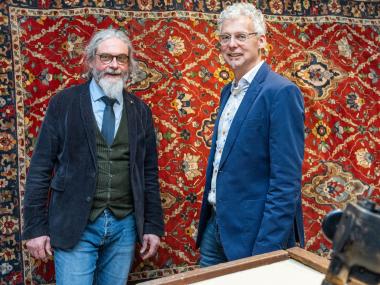 Kurator Martin Schmidt (l.) und Museumsleiter Dr. Hermann Stenkamp vor einem der vielen Exponate in der Ausstellung "Der ewige Teppich".<br>Foto: LWL / Harms