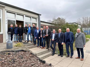 Die Mitglieder des Rheinenser Forensik-Beirates mit dem Vorsitzenden Frank Tischner, der Klinikleitung und dem LWL-Maßregelvollzugsdezernenten Tilmann Hollweg.<br>Foto: LWL