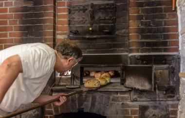 Zum Saisonstart im LWL-Freilichtmuseum Hagen gibt es Brot und Streuselkuchen aus der Museumsbäckerei.<br>Foto: LWL