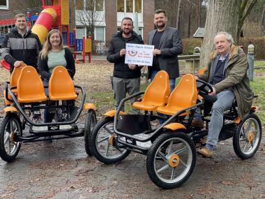 Haben sich zur Testfahrt versammelt: Max Tönnis, Jana Baukmann, Leon Westrup, Dr. Daniel Napieralski-Rahn und am Steuer Dr. Rüdiger Haas.<br>Foto: LWL/Seifert