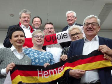 Freundschaftlich verbunden: Die Besucher aus Polen mit dem "Hemer-Schal" und die Gastgeber der LWL-Klinik Hemer mit dem "Opole-Schal".<br>Foto: LWL/Herstell