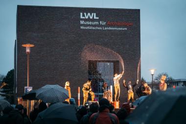 Die "Rennfahrer" der Theatergruppe Titanick aus Münster zieht die Besuchenden trotz schlechtem Wetter in ihren Bann.<br>Foto: LWL/ D. Sandrowski