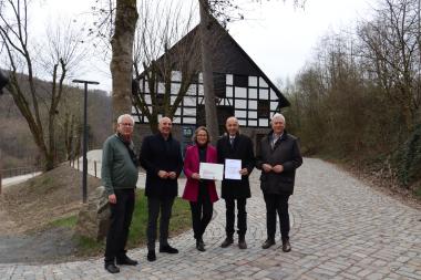 Die Übergabe des Förderbescheids für das Deutsche Kaltwalzmuseum im LWL-Freilichtmuseum Hagen mit Museumsleiter Dr. Uwe Beckmann (v.l.), Dr. Georg Lunemann, Direktor des LWL, NRW-Heimatministerin Ina Scharrenbach, Dr. Kai Wilke (Vorsitzender des "Förderkreises Deutsches Kaltwalzmuseum") sowie Eckhard Uhlenberg (Präsident NRW-Stiftung).<br>Foto: LWL