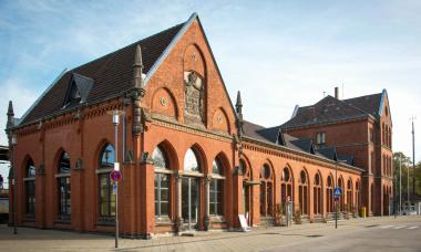 Der Detmolder Bahnhof wurde als Residenzbahnhof 1880 erbaut und ist ein prominentes Beispiel für den lippischen Historismus.<br>Foto: LWL