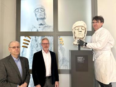 Dr. Horstfried Masthoff von der KulturStiftung Masthoff und Dr. Josef Mühlenbrock, Leiter des LWL-Römermuseums, wohnen der Aufstellung des neuen Exponats durch den Restaurator der LWL-Archäologie für Westfalen, Andreas Weisgerber (v.l.), bei.<br>Foto: LWL/ J. Großekathöfer