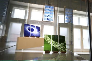 Blick in die Ausstellung "Gravur on Tour: Glashütte Gernheim 2023".<br>Foto: LWL / Hübbe