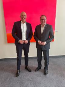 Münster (lwl). Zu einem Meinungsaustausch trafen sich in Münster der Direktor des Landschaftsverbandes Westfalen-Lippe (LWL), Dr. Georg Lunemann (links), und der Präsident des NRW-Städtetages und Oberbürgermeister der Stadt Essen, Thomas Kufen.<br>Foto: LWL