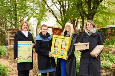 Dr. Dorothee Boesler (l.), Dr. Rüschoff-Parzinger (3.l.), und Eva Carrie (r.) haben den Bienenfutter-Automaten im "Essbaren Waldgarten 7000 Schmetterlinge" in Dortmund an Barbara Koch (2.v.l.) übergeben.<br>Foto: LWL/ Daniel Witte