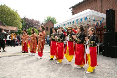 Bunt und international geht es beim Familienfest am 1. Mai auf dem Gelände der Weberei zu.<br>Foto: LWL / Betz