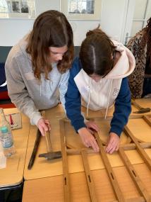 Bei der Bauforschung der LWL-Denkmalpflege, Landschafts- und Baukultur in Westfalen haben Schülerinnen des Girls' Day das Modell einer Ständerwand zusammengesetzt.<br>Foto: LWL/Zepp
