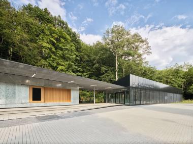 Das neue Eingangsgebäude des LWL-Freilichtmuseums Hagen fügt sich in die umliegende Natur ein.<br>Foto: LWL