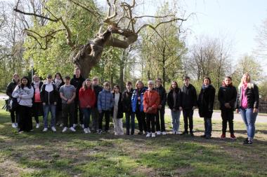 Sandra Kätker (3.v.r.) begrüßte gemeinsam mit Kolleginnen aus der Pflege, Pflegeentwicklung und Technik 16 junge Menschen in der LWL-Klinik Lengerich.<br>Foto: LWL/Jutta Westerkamp