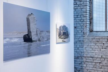 Blick in die Ausstellung "The Wall" mit Fotografien von Annet van der Voort.<br>Foto: LWL / Harms