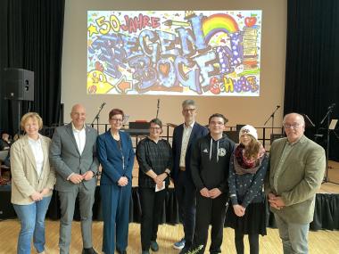 Claudia Zeißig (v.l./Bezirksregierung Münster, Schulaufsicht), Dr. Georg Lunemann, (Direktor des LWL) LWL-Schuldezernentin Birgit Westers, Ursula Wilms (Elternpflegschaftsvorsitzende), Arno Grothus (Schulleiter), May Bartylla und Julius Hickstein (beide Schülervertretung) sowie Norbert Ostermann (Vorsitzender LWL-Schulausschuss) beim Festakt zum 50-jährigen Jubiläum der Regenbogenschule.<br>Foto: LWL/Gleis