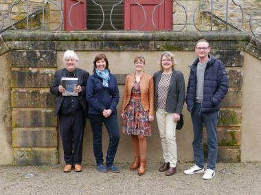 Der neue Vereinsvorstand (v.l.): Hans-Dieter Seidensticker, Patricia Grote, Ute Dülfer, Annette Wagemeyer, Viktor Rau im Ehrenhof des Klosters Dalheim.<br>Foto: LWL/Eva-Maria Beyerstedt