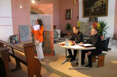 Andrea Engelmann begrüßte Prof. Dr. Walter Gödden, Geschäftsführer der LWL-Literaturkommission für Westfalen, und Carsten Bender, Schauspieler und Sprecher, in der Kapelle im Haus 11. (v.links).<br>Foto: LWL/Hollwedel