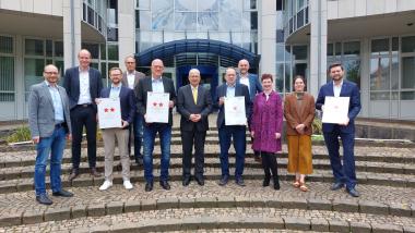 REGIONALE-Sterne Mai 2023: Die Initiatoren der erfolgreichen Projekte zur REGIONALE 2025. Die Urkunden übergab Landrat Dr. Karl Schneider.<br>© Pressestelle HSK
