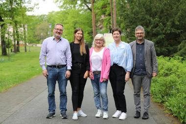 Austausch zum Tag der Pflegenden: (v.l.): Pflegedirektor Professor Michael Löhr, Filiz Yildiz, Gesundheits- und Krankenpflegekraft Allgemeinpsychiatrische Station, Eveline Schölzel, Pflegekraft in der Tagespflege, Bärbel Dreisewerd, Stationsleitung Neurologie, und der stellvertretende Pflegedirektor Professor Michael Schulz, alle LWL-Klinikum Gütersloh.<br>Foto: LWL/Dresmann