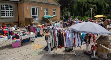 Handeln, feilschen, Schnäppchen machen: Das geht wieder auf dem Flohmarkt am LWL-Klinikum Gütersloh am 16. Juni 2023 (Foto aus 2019)