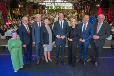 v.l.n.r. Moderatorin Ninia LaGrande, André Kuper, NRW-Landtagspräsident, Klaus Baumann, Vorsitzender der LWL-Landschaftsversammlung, Anne Henk-Hollstein, Vorsitzende der Landschaftsversammlung Rheinland, NRW-Ministerpräsident Hendrik Wüst, LVR-Direktorin Ulrike Lubek, Dr. Georg Lunemann, der Direktor des LWL und Karl-Josef Laumann, NRW-Gesundheitsminister<br>Foto: LVR/LWL/Uwe Weiser