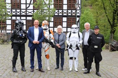 Eine Gruppe von Star Wars-Cosplayern bot einen Vorgeschmack auf die Veranstaltungen des Jubiläumsjahres, die Dr. Georg Lunemann, Direktor des LWL (2.v.l.), die stellvertretende Museumsdirektorin Dr. Anke Hufschmidt (4.v.l) und Museumsdirektor Dr. Uwe Beckmann (6.v.l) vorgestellt haben.<br>Foto: LWL