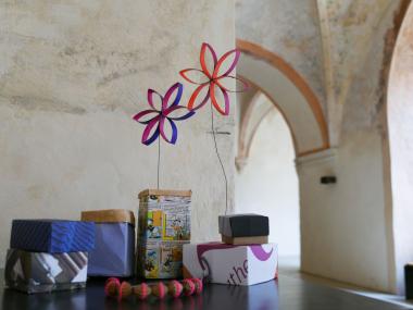 Ein zweites Leben für alte Ausstellungsplakate: Unter dem Motto "Aus alt mach neu" werden im Kloster Dalheim alte Papier- und Pappreste zu dekorativen und praktischen Gegenständen umgearbeitet. <br>Foto: LWL/Kristina Schellenberg