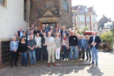 Bürgermeister Daniel Hartmann (vorne rechts) begrüßte die Mitglieder der Altertumskommission für Westfalen im Historischen Rathaus in Höxter.<br>Foto: LWL/ Falke