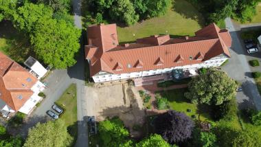 Aus der Luft werden die Maße des Anbaus an das Haus 13 des LWL-Klinikums Gütersloh bereits deutlich. In dem Haus sind zwei Gerontopsychiatrische Stationen untergebracht. Links im Bild ist Haus 12 zu sehen.<br>Foto: LWL/Dresmann