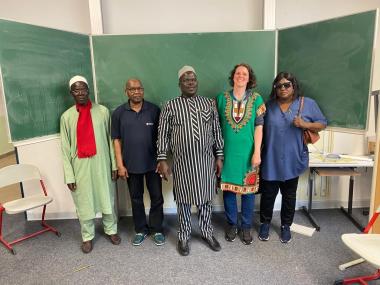 Freuen sich über die neuen Schultafeln: Die Delegation aus dem Senegal sowie Corinna Braun, Schulleiterin der LWL-Förderschule (2 v.r.).<br>Foto: LWL