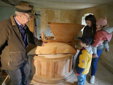 Burkhard Jüstel zeigt Besucherinnen und Besuchern des Klosters Dalheim, wie in einer Mühle gearbeitet wird.<br>Foto: LWL/Kristina Schellenberg
