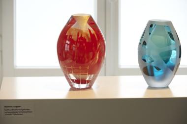 Objekte von Martine Knoppert in der Ausstellung "Gravur on Tour" im Herrenhaus der Glashütte Gernheim.<br>Foto: LWL / Hübbe