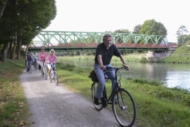 Herbert Niewerth vermittelt radelnd Wissenswertes.<br>Foto: LWL/Hudemann