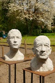 Unter dem Titel "Kappes, Köppe und Kalinen" präsentiert die Bochumer Künstlerin Barbara Neumann Skulpturen und Grafiken im Arbeitergarten der Zeche Hannover.<br>Foto: Barbara Neumann