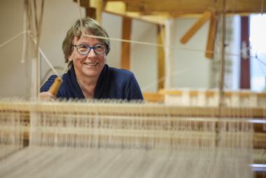 Gisela Limbach an einem Webstuhl der "Ilser Webstube".<br>Foto: Ilser Webstude / Trappmann