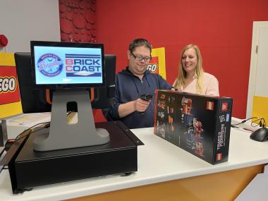 Lea-Maria Zimmermann freut sich, gemeinsam mit Andre Wieberneit im Shop zu arbeiten.<br>Foto: LWL