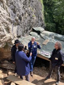 Wolfgang Heuschen, Prof. Dr. Michael Baales und Dr. Jörg Orschiedt (v.l.) berichten auf dem Vorplatz der Blätterhöhle über die jüngsten Funde. Freundliche Grüße aus der LWL-Presse- und Öffentlichkeitsarbeit.<br>Foto: LWL