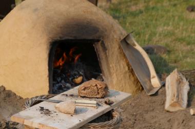 Am Familiensonntag heißt es: "Backen wie die Römer". Die römischen Legionäre der Legio XIX zeigen ihr Können am Feldbackofen und beim Kochen.<br>Foto: LWL/J. Schubert