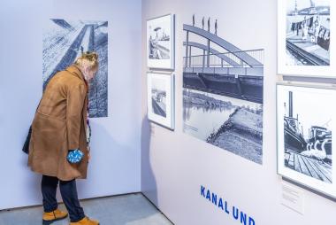 Blick in die Ausstellung "Täglich Bilder fürs Revier".<br>Foto: LWL / Kreutzmann