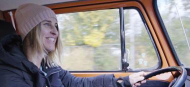 Die Moderatorin Anja Dreischmeier macht sich mit einem alten VW Bulli auf den Weg durch Westfalen, um mit den Menschen über das Plattdeutsche zu sprechen.<br>Foto: LWL/Bildungsfilm
