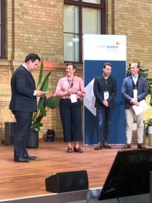Hubertus Heil, Bundesminister für Arbeit und Soziales, überreicht Bianca Rodekohr, LWL-Projektleiterin für das SeWo-Programm, die Urkunde des Bundesteilhabepreises.<br>Foto: LWL