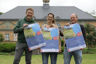 David Schulte-Döinghaus, Julia Woltering und Uwe Obensiek (v.l.) aus dem Vorbereitungsteam freuen sich auf viele Besucherinnen und Besucher beim Parkfest.<br>(Foto: Christian Dresmann, LWL-Klinikum Gütersloh