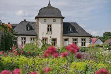 Das Blütenmeer im Langen Garten des Klosters Dalheim zieht sowohl Museumsgäste als auch klitzekleine Gartengäste in seinen Bann.<br>Foto: LWL/Katharina Kruck