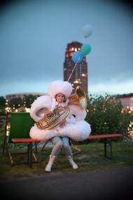 Anita Fricker alias Mademoiselle Prrrr... schwebt als Tuba spielende Wolke durch das Schiffshebewerk.<br>Foto: Alexis Avalos