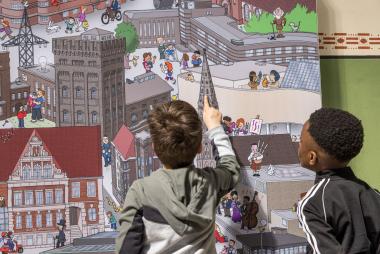 In der Ausstellung "Gut gebaut" zur Ziegelarchitektur im Ruhrgebiet lädt ein Wimmelbild zum Entdecken ein. Sonntag können Familien in einem offenen Atelier selbst kleine Bauwerke aus Ton gestalten.<br>Foto: LWL / Harms