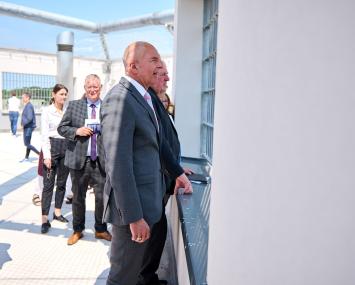 Blicken von der Dachterrasse des neuen LWL-Therapiezentrums für Forensische Psychiatrie Münsterland ins Umland von Hörstel: (v.r.): NRW-Gesundheitsminister Karl-Josef Laumann und der Direktor des Landschaftsverbandes Westfalen-Lippe, Dr. Georg Lunemann. Mit dabei Hörstels Bürgermeister David Ostholthoff (3.v.r.).<br>Foto: LWL/Urban