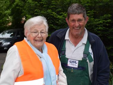 Irmgard Fender und Heinrich Fahle beim Arbeitseinsatz für den Tag der Umwelt.<br>Foto: LWL/Werne