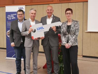 Dr. Georg Lunemann, der Direktor des LWL (3.v.l.) übergab den symbolischen Schlüssel an Schulleiter Michael Schneider (2.v.l). Mit dabei waren LWL-Schuldezernentin Birgit Westers (r.) und LWL-Baudezernent Urs Frigger.<br>Foto: LWL